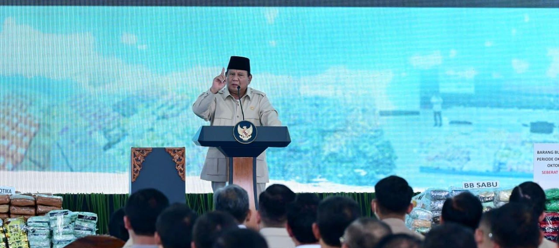 Presiden Prabowo Subianto menghadiri pemusnahan narkoba 214,84 ton senilai 29,37 triliun bersama Kapolri Jenderal Polisi Listyo Sigit Prabowo di Lapangan Bhayangkara, Mabes Polri, Jakarta Selatan, Selasa, 29 oktober 2025.
