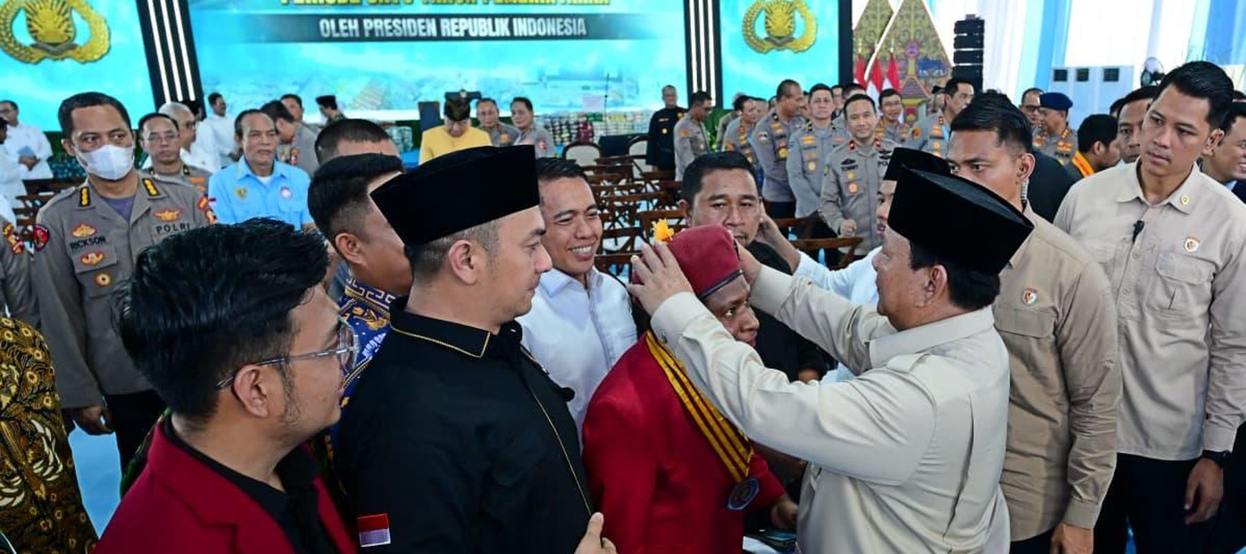 Presiden Prabowo Subianto menghadiri pemusnahan narkoba 214,84 ton senilai 29,37 triliun bersama Kapolri Jenderal Polisi Listyo Sigit Prabowo di Lapangan Bhayangkara, Mabes Polri, Jakarta Selatan, Selasa, 29 oktober 2025.
