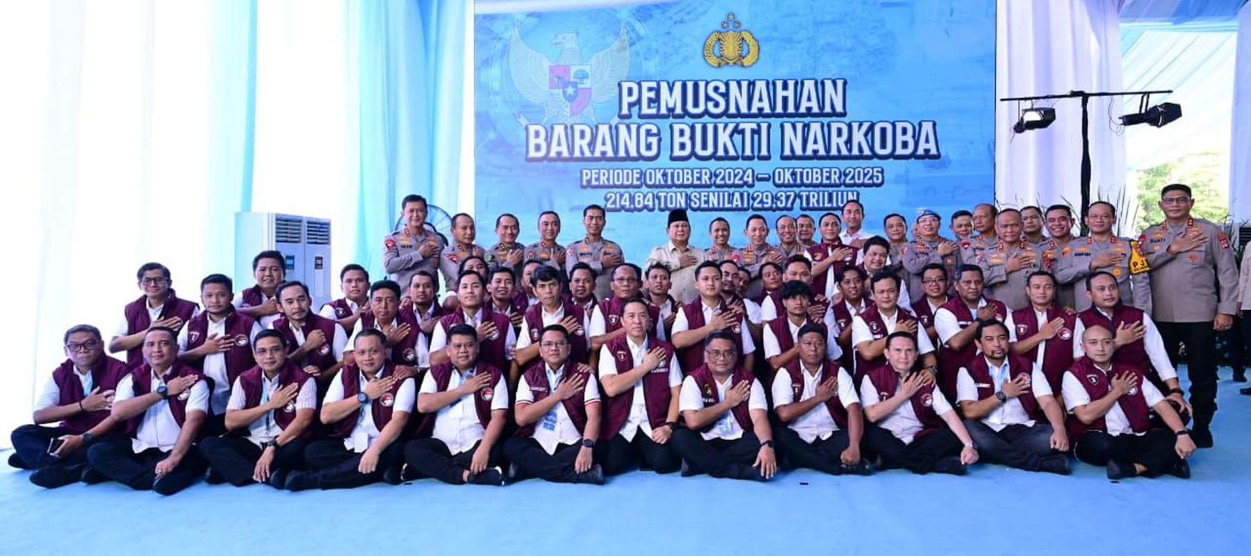 Presiden Prabowo Subianto menghadiri pemusnahan narkoba 214,84 ton senilai 29,37 triliun bersama Kapolri Jenderal Polisi Listyo Sigit Prabowo di Lapangan Bhayangkara, Mabes Polri, Jakarta Selatan, Selasa, 29 oktober 2025.