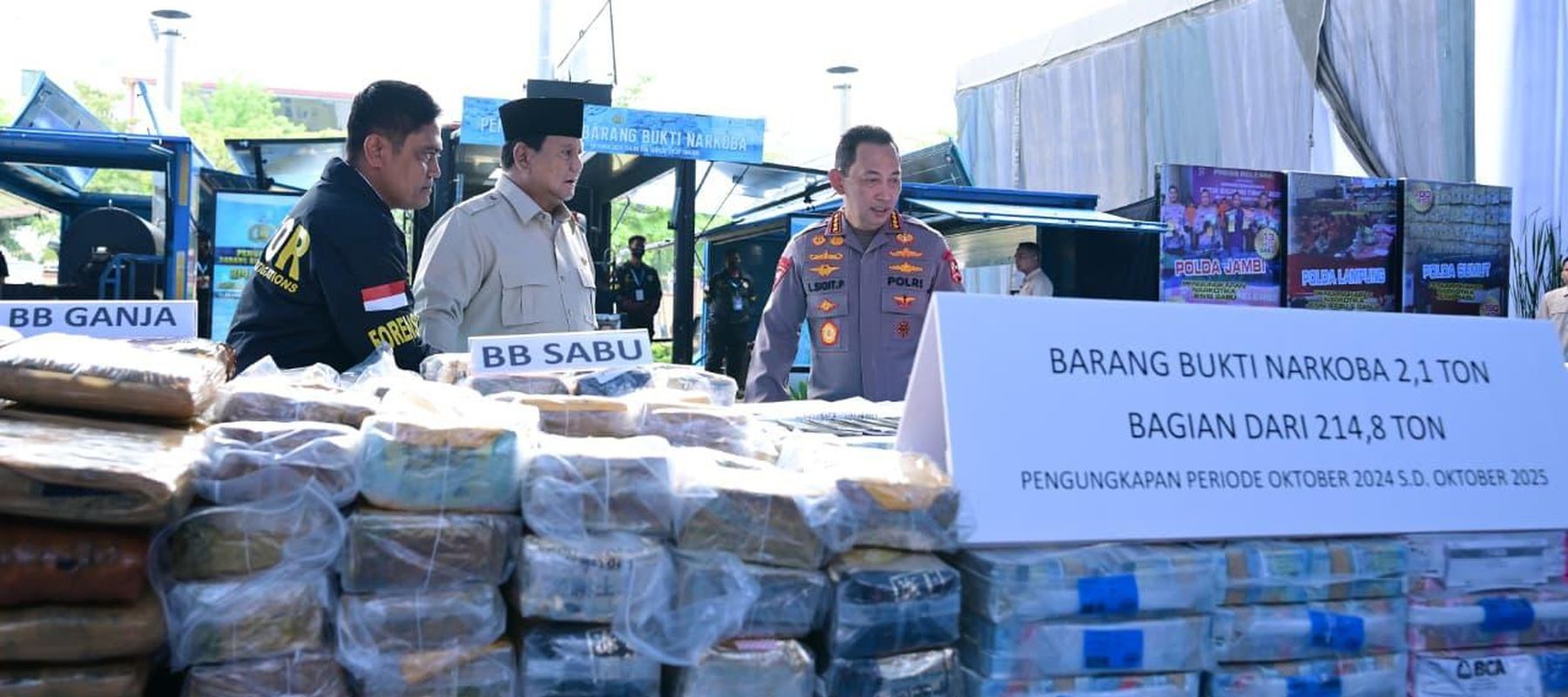 Presiden Prabowo Subianto menghadiri pemusnahan narkoba 214,84 ton senilai 29,37 triliun bersama Kapolri Jenderal Polisi Listyo Sigit Prabowo di Lapangan Bhayangkara, Mabes Polri, Jakarta Selatan, Selasa, 29 oktober 2025.