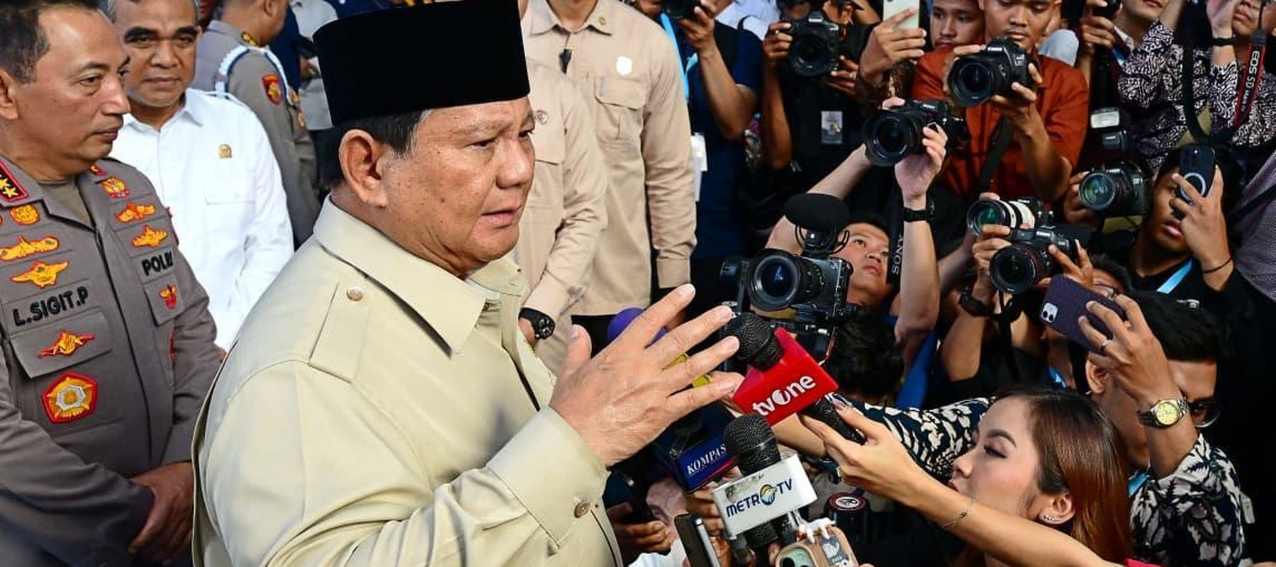 Presiden Prabowo Subianto menghadiri pemusnahan narkoba 214,84 ton senilai 29,37 triliun bersama Kapolri Jenderal Polisi Listyo Sigit Prabowo di Lapangan Bhayangkara, Mabes Polri, Jakarta Selatan, Selasa, 29 oktober 2025.