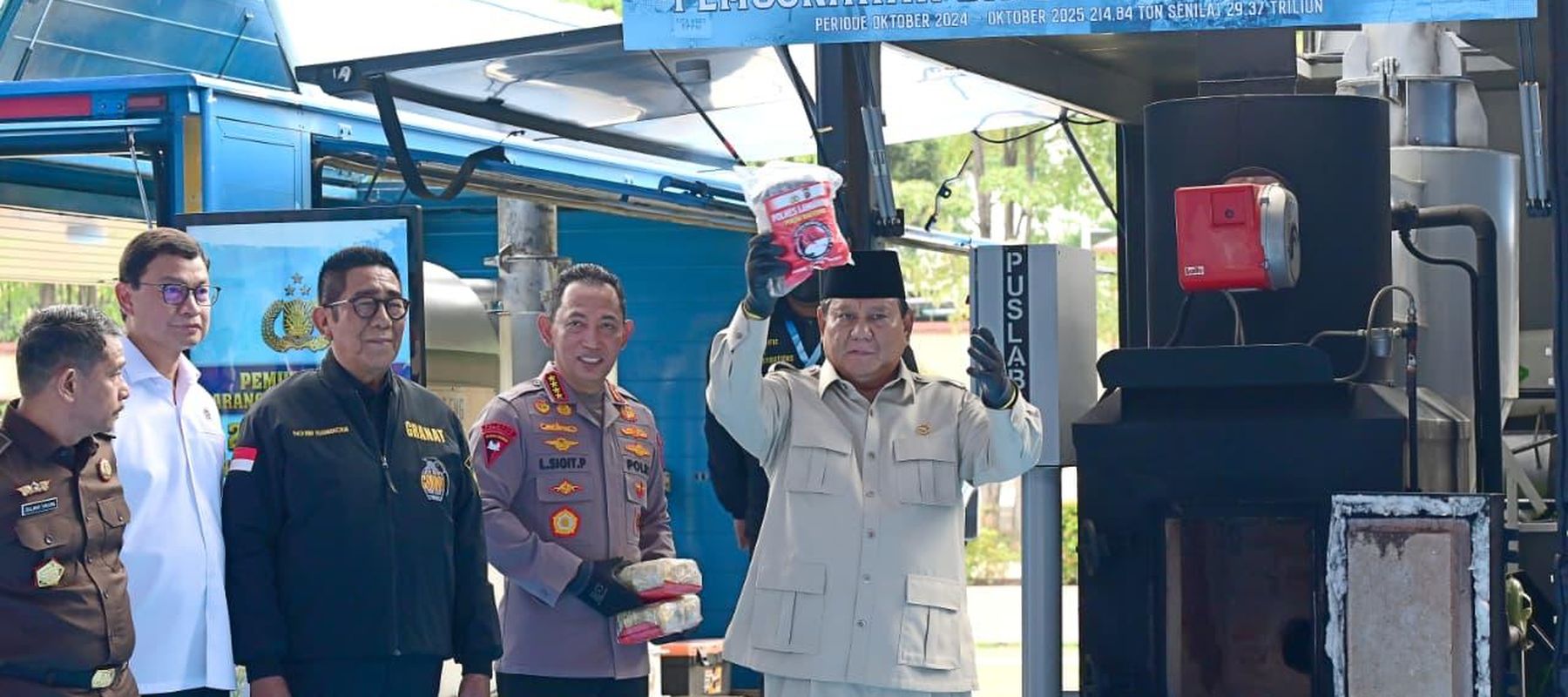 Presiden Prabowo Subianto menghadiri pemusnahan narkoba 214,84 ton senilai 29,37 triliun bersama Kapolri Jenderal Polisi Listyo Sigit Prabowo di Lapangan Bhayangkara, Mabes Polri, Jakarta Selatan, Selasa, 29 oktober 2025.
