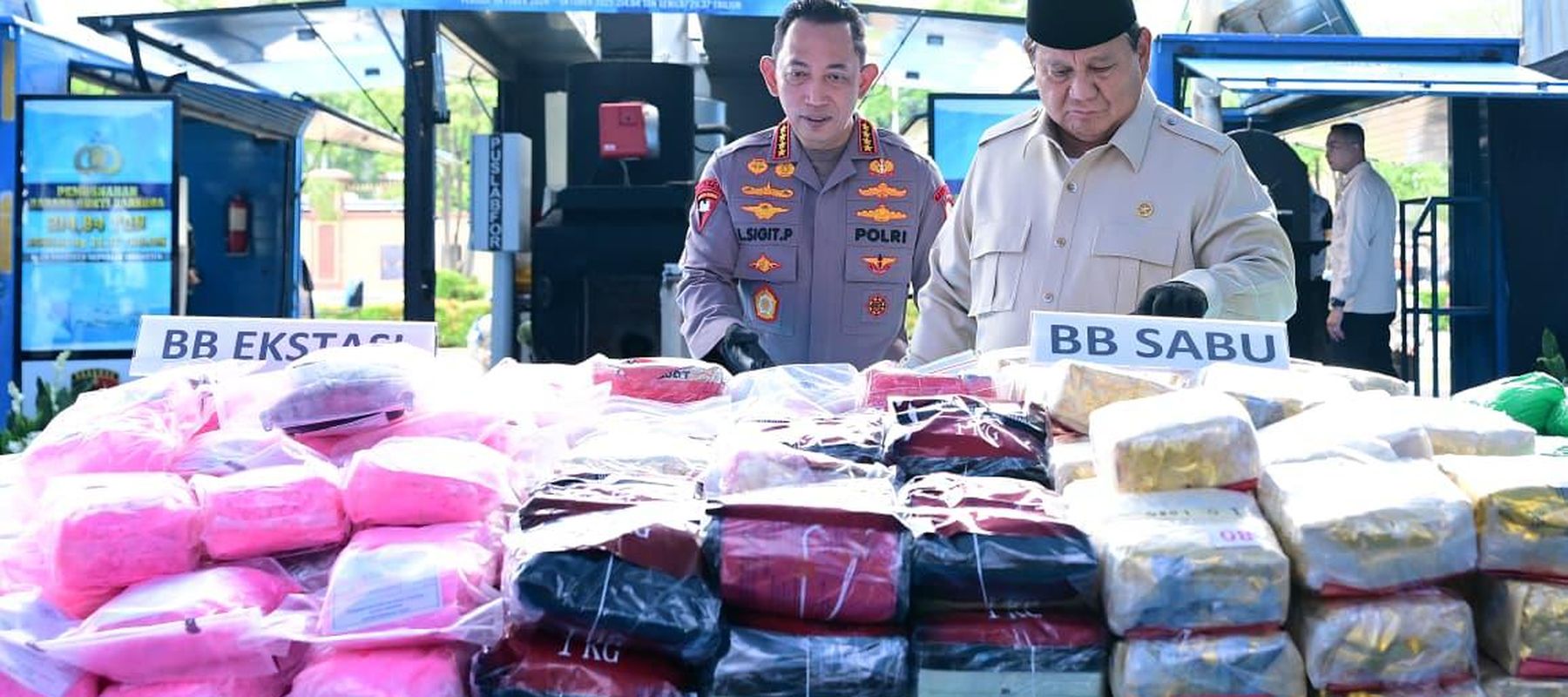 Presiden Prabowo Subianto menghadiri pemusnahan narkoba 214,84 ton senilai 29,37 triliun bersama Kapolri Jenderal Polisi Listyo Sigit Prabowo di Lapangan Bhayangkara, Mabes Polri, Jakarta Selatan, Selasa, 29 oktober 2025.