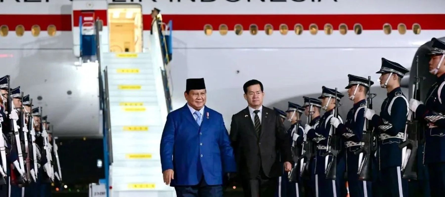 Presiden Prabowo Subianto tiba di Pangkalan Udara Gimhae, Busan, Korea Selatan, Kamis malam 30 Oktober 2025, dalam rangka menghadiri KTT APEC 2025 di Gyeongju pada 31 Oktober–1 November 2025. ANTARA/HO-BPMI Sekretariat Presiden.