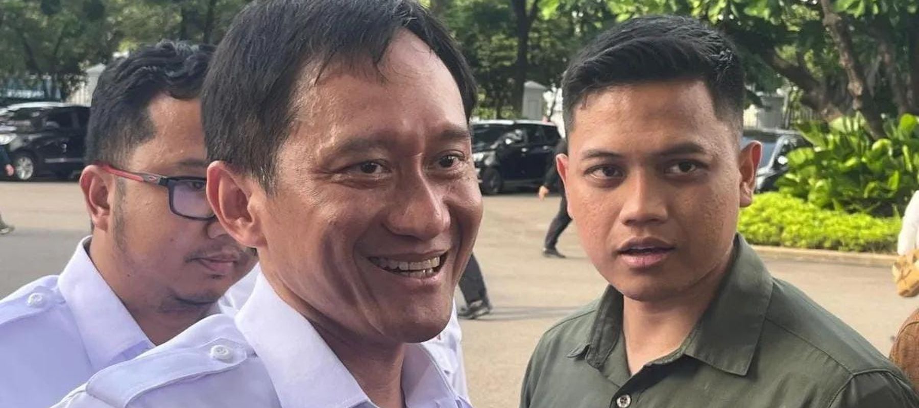 Direktur Utama PT KAI (Persero) Bobby Rasyidin (kiri) memberikan keterangan di Istana Kepresidenan Jakarta, Senin 3 November 2025. (ANTARA/Fathur Rochman)