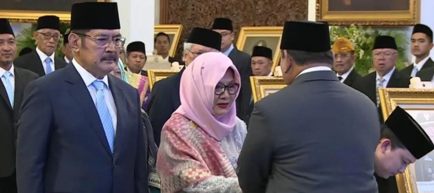 Tangkapan layar - Presiden Prabowo Subianto menyerahkan gelar Pahlawan Nasional kepada Presiden ke-2 Republik Indonesia Soeharto, yang diterima oleh putri sulungnya Siti Hardijanti Rukmana atau Tutut Soeharto selaku ahli waris, di Istana Negara, Jaka