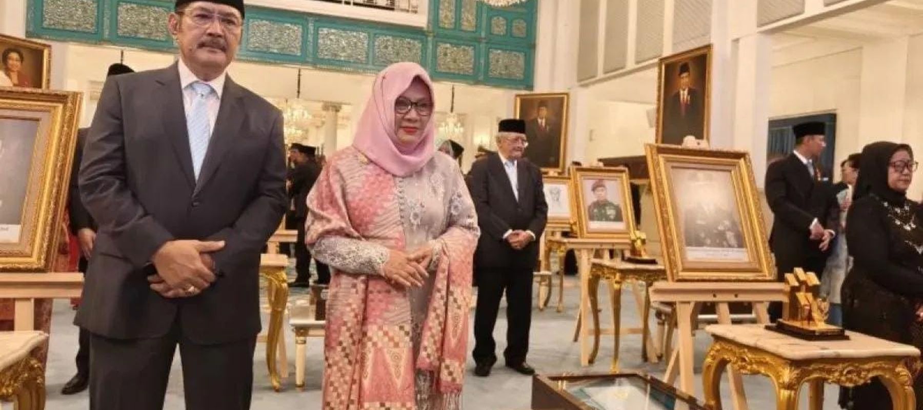 Siti Hardijanti Hastuti (Tutut Soeharto/kedua kiri) didampingi Bambang Trihatmodjo (kiri) menghadiri penganugerahan gelar Pahlawan Nasional kepada ayahandanya, H.M. Soeharto, di Istana Negara, Jakarta, Senin 10 November 2025. ANTARA/Andi Firdaus
