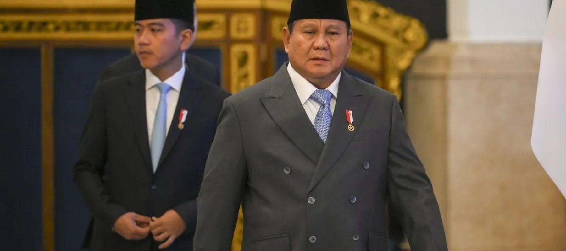 Presiden Prabowo Subianto (kanan) dan Wakil Presiden Gibran Rakabuming Raka (kiri) menghadiri upacara penganugerahan gelar pahlawan nasional di Istana Negara, Jakarta, Senin, 10 November 2025. Presiden Prabowo Subianto menganugerahkan pahlawan nasion