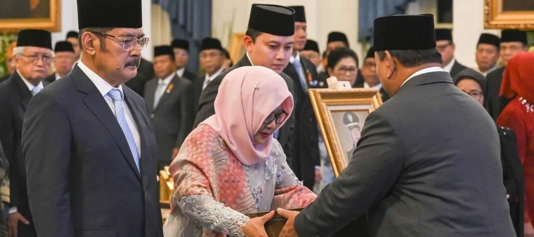 Presiden Prabowo Subianto (kanan) menyerahkan anugerah gelar pahlawan nasional kepada anak Jenderal Besar TNI Soeharto, Siti Hardijanti Rukmana (kedua kiri) dan Bambang Trihatmodjo (kiri) di Istana Negara, Jakarta, Senin, 10 November 2025. Presiden P