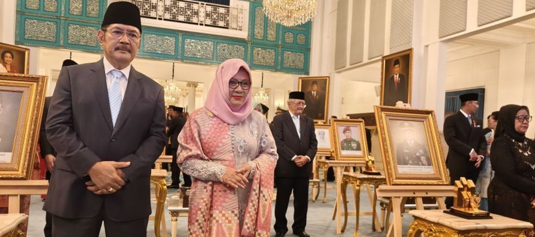 Siti Hardijanti Hastuti (Tutut Soeharto) didampingi Bambang Trihatmodjo menanggapi pro dan kontra penganugerahan gelar Pahlawan Nasional kepada ayahandanya, H. M. Soeharto di Istana Negara, Jakarta, Senin (10/11/2025). 