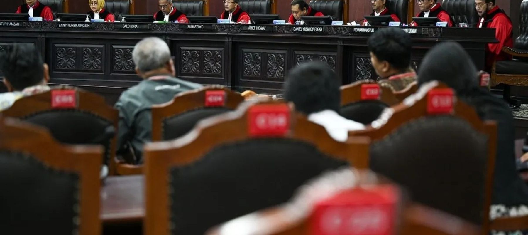 Mahkamah Konstitusi (MK) menegaskan anggota Kepolisian Negara Republik Indonesia (Polri) yang menduduki jabatan di luar kepolisian alias jabatan sipil harus mengundurkan diri atau pensiun dari dinas kepolisian. ANTARA FOTO/Fuzan.