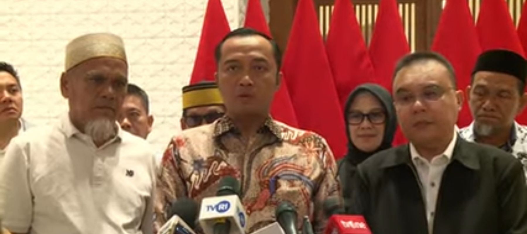Menteri Sekretaris Negara Prasetyo Hadi dan Waka DPR Sufmi Dasco Ahmad di Halim