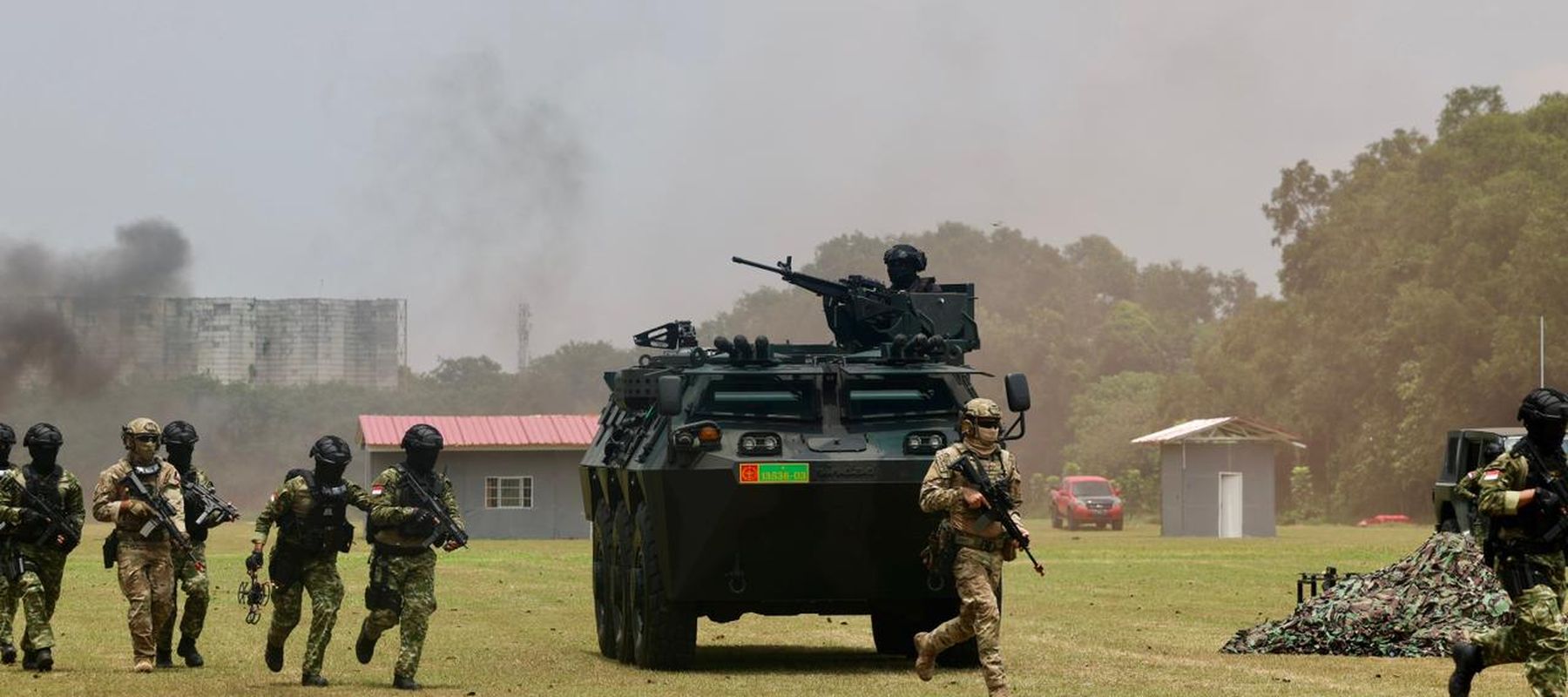 Presiden RI Prabowo Subianto  bersama Raja Yordania Abdullah II bin Al-Hussein menyaksikan langsung kolaborasi demonstrasi drone dari TNI dan AB Yordania