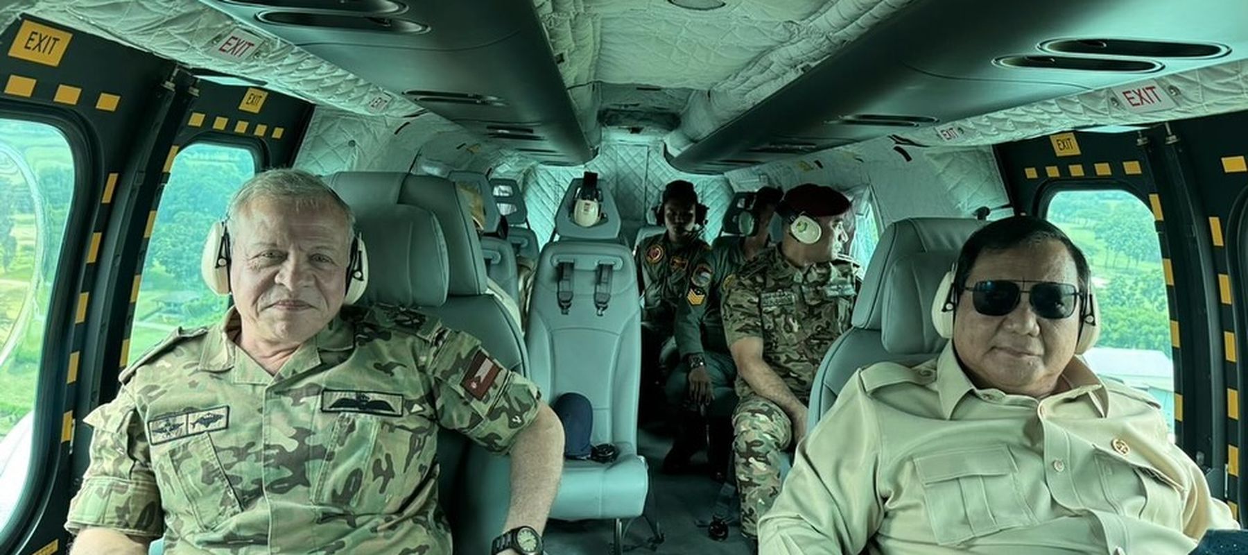 Raja Abdullah Pakai Seragam Militer di Dampingi Prabowo Subianto saat Naik Helikopter