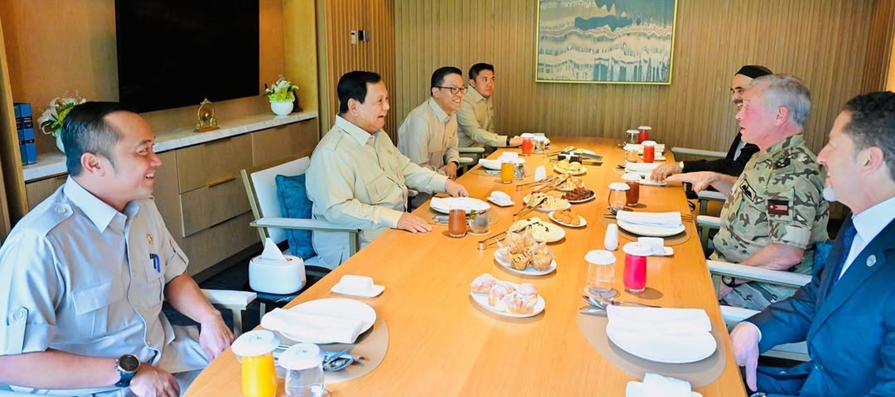 Presiden Prabowo Subianto mengajak Raja Yordania Abdullah II sarapan bersama di hotel tempat sang raja menginap selama berada di Jakarta. 
