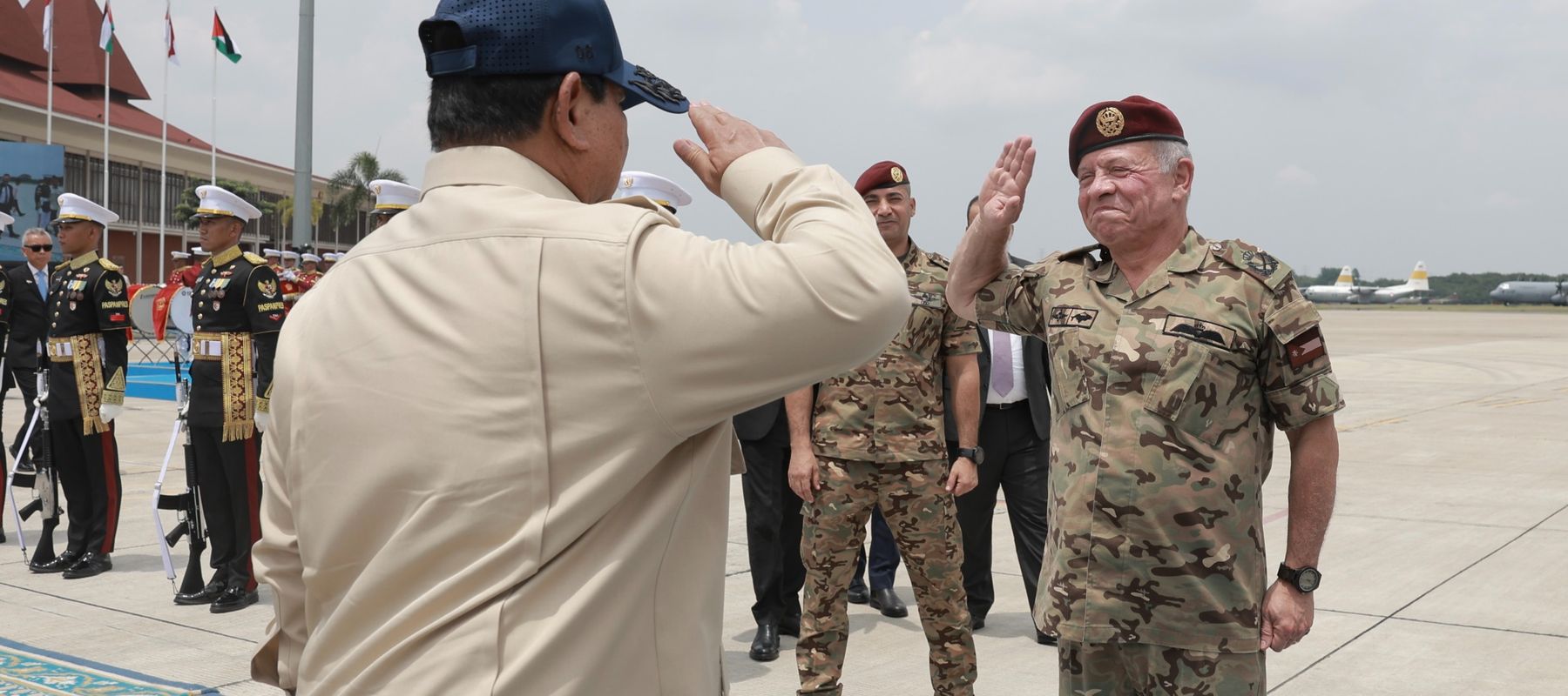 Presiden RI Prabowo Subianto mengantarkan langsung kepulangan Raja Yordania Abdullah II bin Al-Hussein untuk melanjutkan kunjungan kerja ke Pakistan. 
