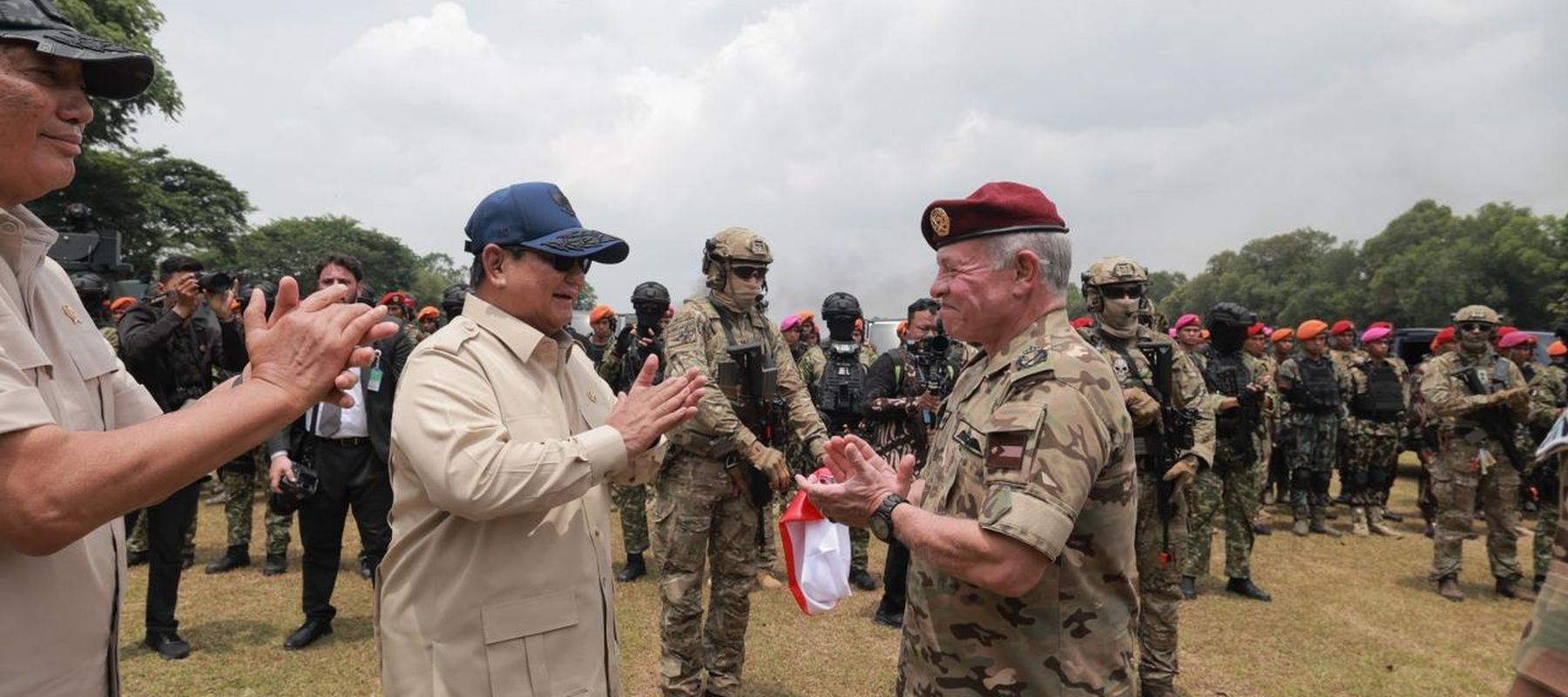 Presiden RI Prabowo Subianto  bersama Raja Yordania Abdullah II bin Al-Hussein menyaksikan langsung kolaborasi demonstrasi drone dari TNI dan AB Yordania