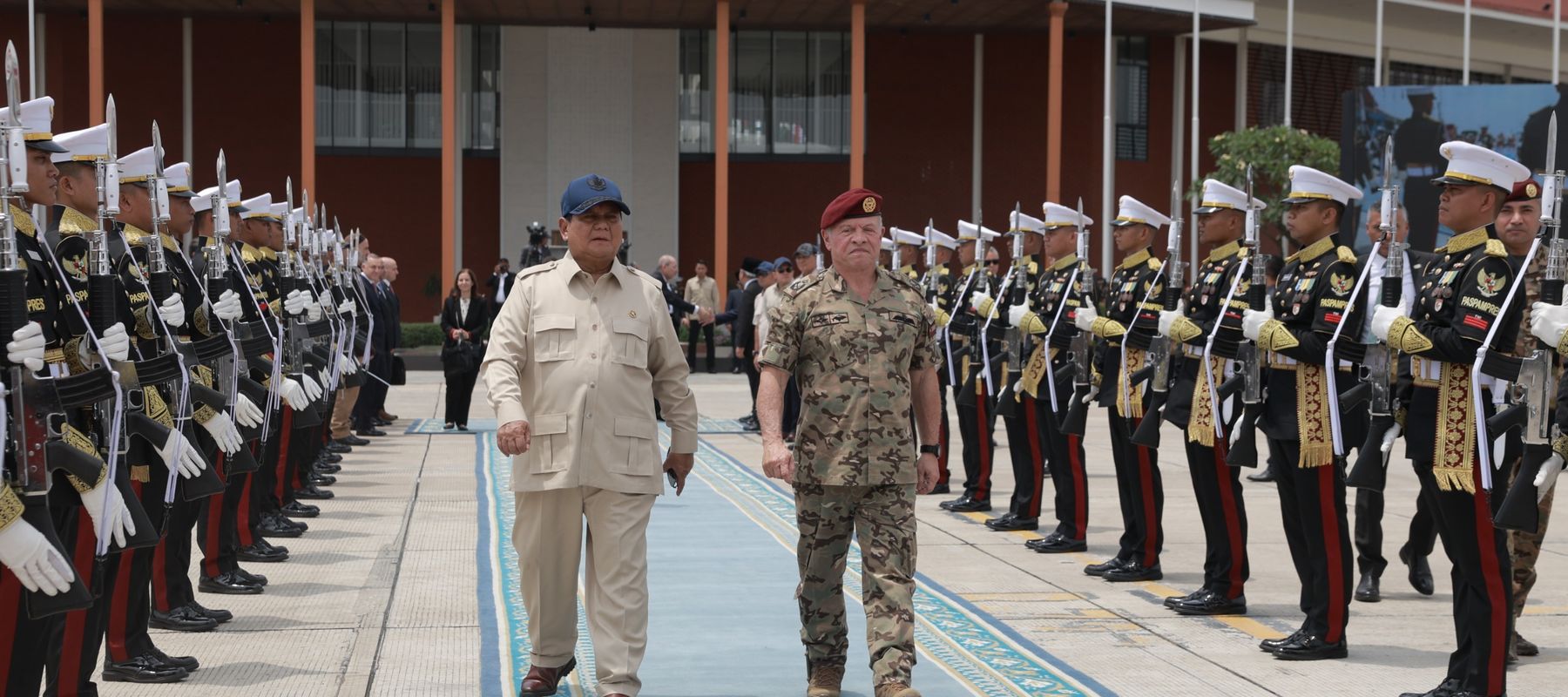 Presiden RI Prabowo Subianto mengantarkan langsung kepulangan Raja Yordania Abdullah II bin Al-Hussein untuk melanjutkan kunjungan kerja ke Pakistan. 

