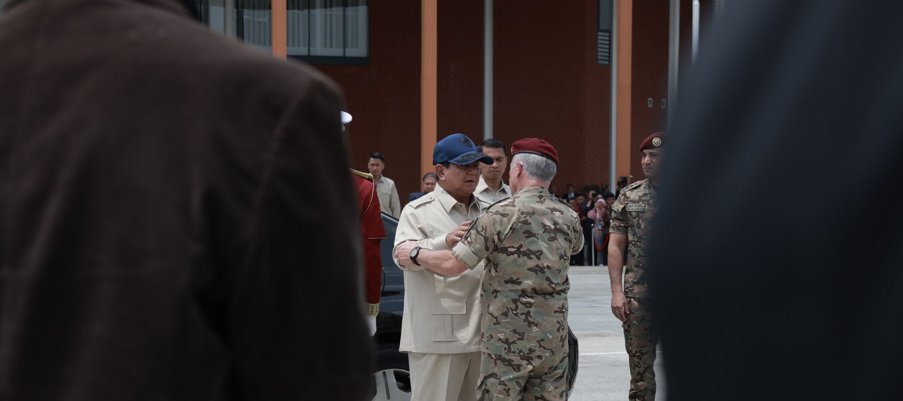 Presiden RI Prabowo Subianto mengantarkan langsung kepulangan Raja Yordania Abdullah II bin Al-Hussein untuk melanjutkan kunjungan kerja ke Pakistan. 
