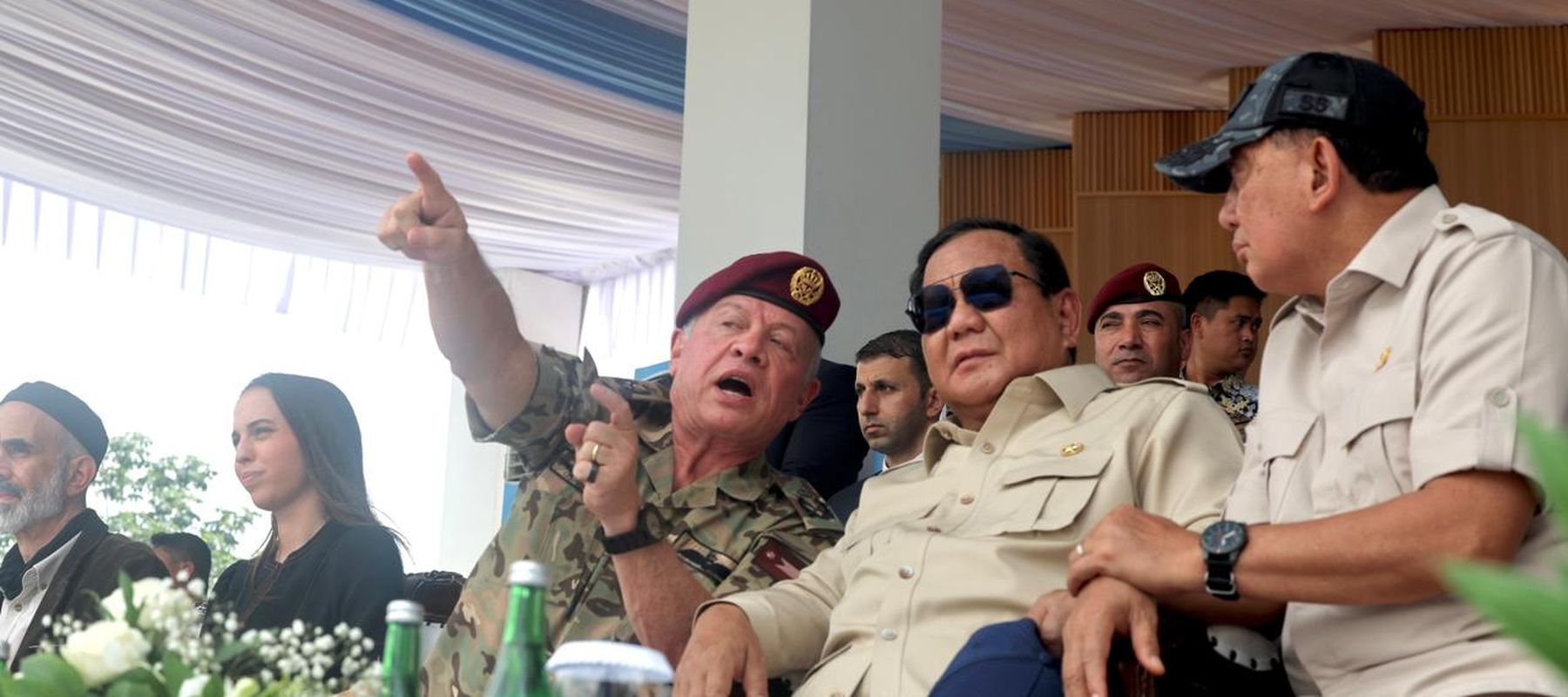 Presiden RI Prabowo Subianto  bersama Raja Yordania Abdullah II bin Al-Hussein menyaksikan langsung kolaborasi demonstrasi drone dari TNI dan AB Yordania