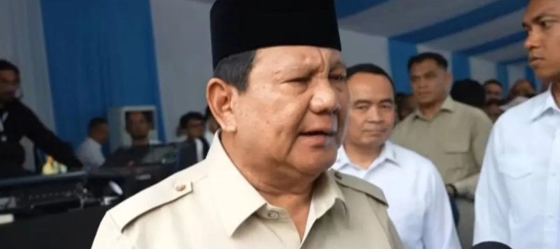 Presiden Prabowo Subianto memberikan keterangan pers usai menghadiri peluncuran digitalisasi pembelajaran untuk Indonesia Cerdas di SMP Negeri 4 Kota Bekasi, Jawa Barat, Senin 17 November 2025. ANTARA/Mentari Dwi Gayati