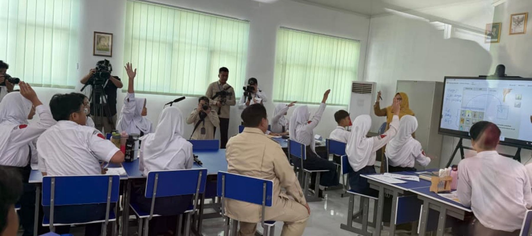 Prabowo Tiba dan Tinjau Langsung Digitalisasi Pembelajaran di SMPN 4 Bekasi