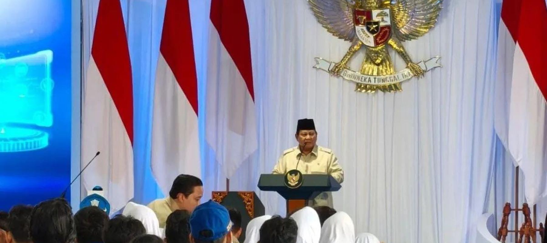Presiden RI Prabowo Subianto menghadiri peluncuran Digitalisasi Pembelajaran untuk Indonesia Cerdas di SMP N 4 Kota Bekasi, Jawa Barat, Senin 17 November 2025. ANTARA/Andi Firdaus