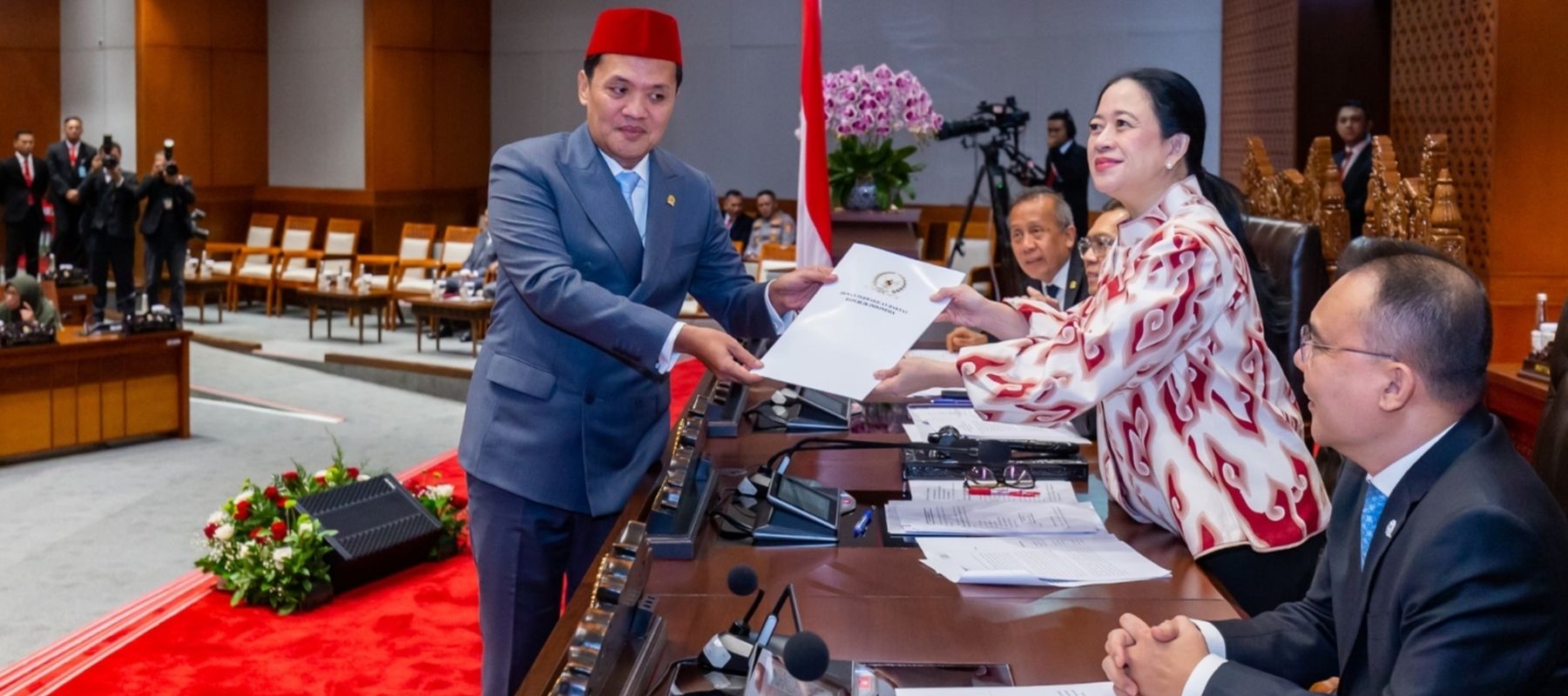 Ketua Komisi III DPR RI Habiburokhman (kiri) saat rapat paripurna pengesahan KUHAP hasil revisi. 