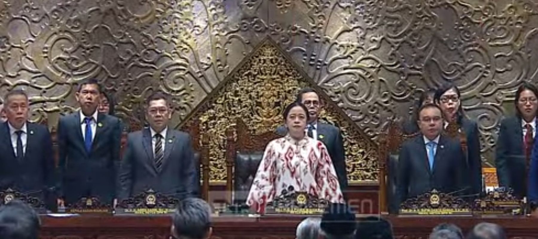 Wakil Ketua DPR RI Adies Kadir (ketiga dari kiri) mengikuti rapat paripurna. 