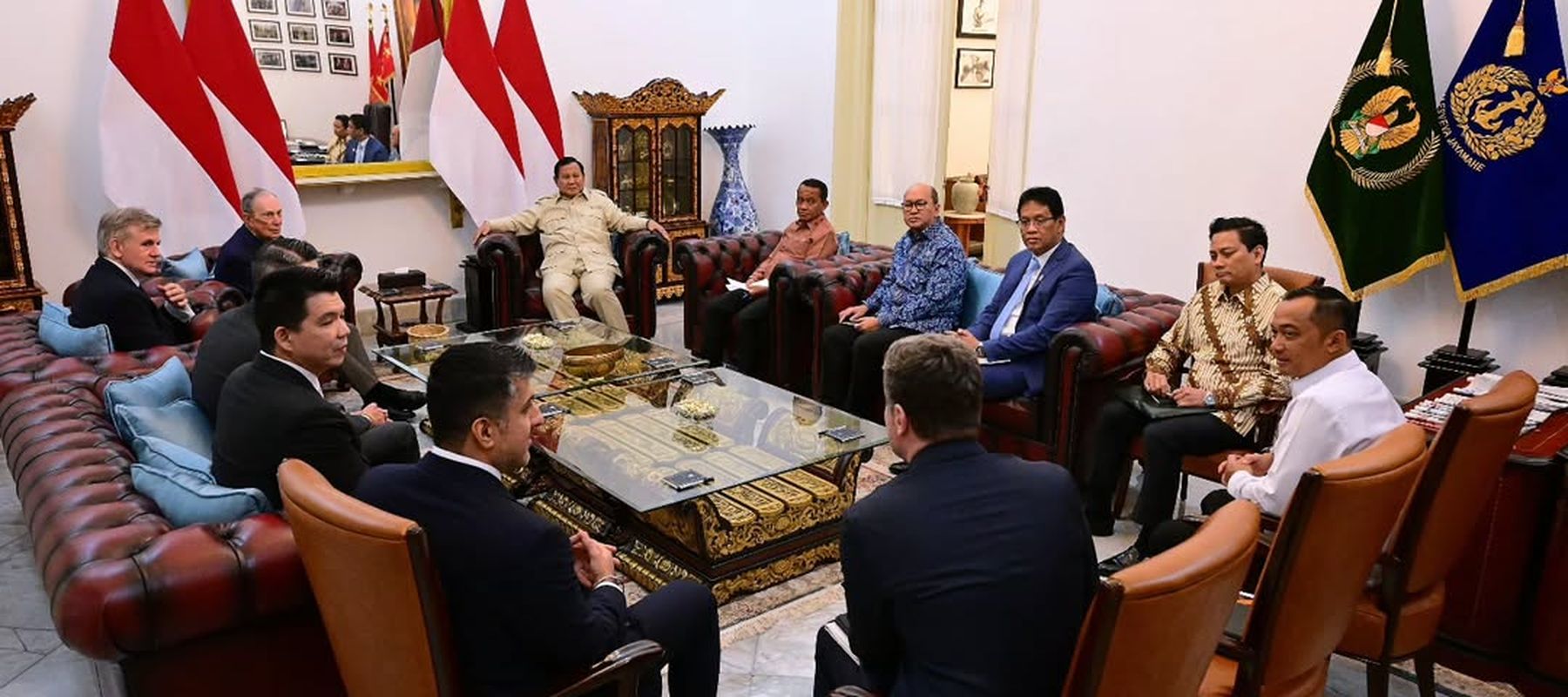 Presiden Prabowo Subianto menerima kunjungan Michael Bloomberg dan delegasi di Istana Kepresidenan, Jakarta, pada Selasa, 18 November 2025.