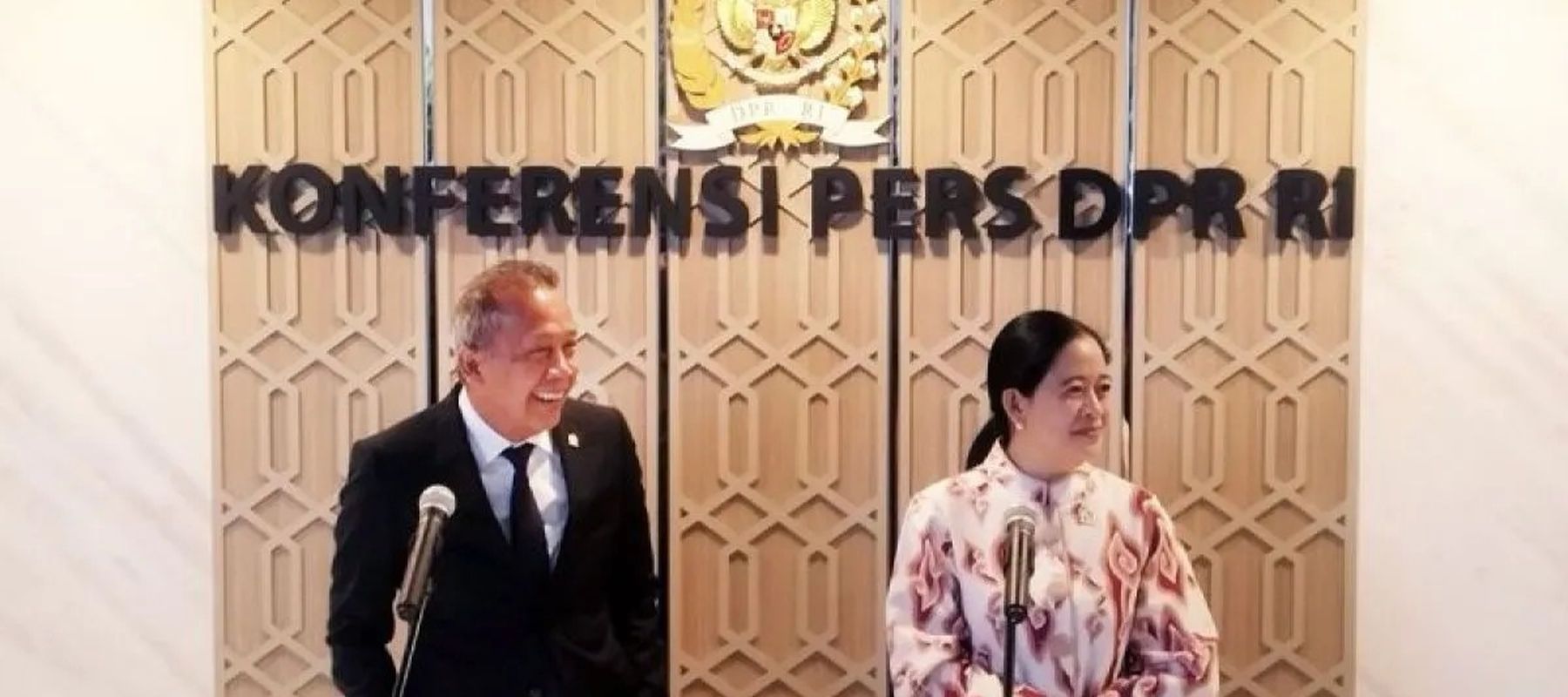 Ketua DPR RI Puan Maharani bersama Wakil Ketua DPR RI Saan Mustopa (kiri) saat konferensi pers di kompleks parlemen, Jakarta, Selasa, 18 November 2025. ANTARA/Bagus Ahmad Rizaldi/aa.