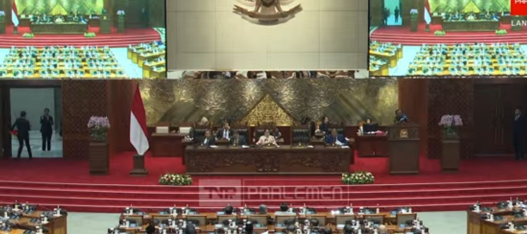 Rapat paripurna DPR untuk mengesahkan KUHAP hasil revisi. 