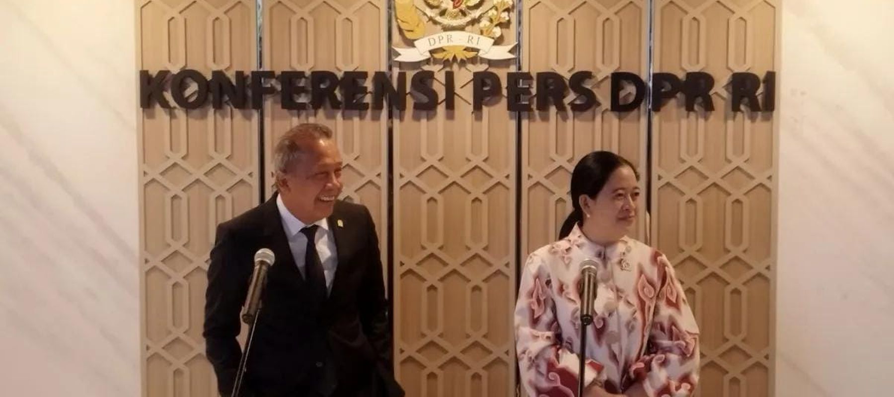 Ketua DPR RI Puan Maharani bersama Wakil Ketua DPR RI Saan Mustopa saat konferensi pers di kompleks parlemen, Jakarta, Selasa 18 November 2025. (ANTARA/Bagus Ahmad Rizaldi)