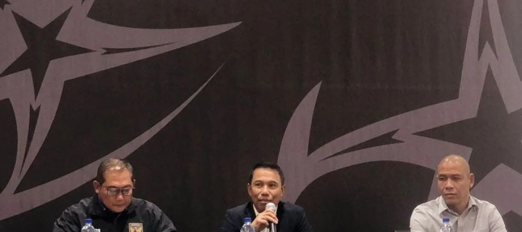 Sekretaris Jenderal (Sekjen) PSSI Yunus Nusi (tengah) dalam jumpa pers di GBK Arena, Jakarta, Kamis 20 November 2025. (ANTARA/Zaro Ezza Syachniar)