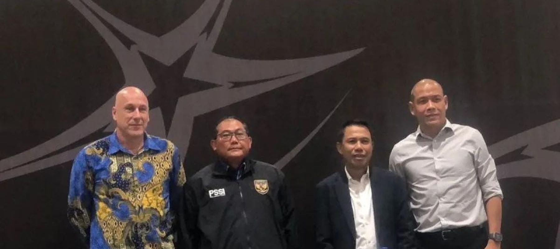 Dari kanan ke kiri - Direktur Teknik PSSI Alexander Zwiers, Ketua Badan Tim Nasional Sumardji, Sekretaris Jenderal PSSI Yunus Nusi, dan pelatih timnas U-20 Indonesia Nova Arianto dalam jumpa pers di GBK Arena, Jakarta, Kamis 20 November 2025. (ANTARA