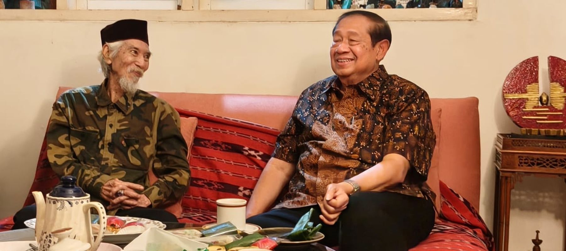 Presiden ke-6 RI Susilo Bambang Yudhoyono atau SBY bersilaturahmi dengan personel Koes Plus, Yok Koeswoyo. 