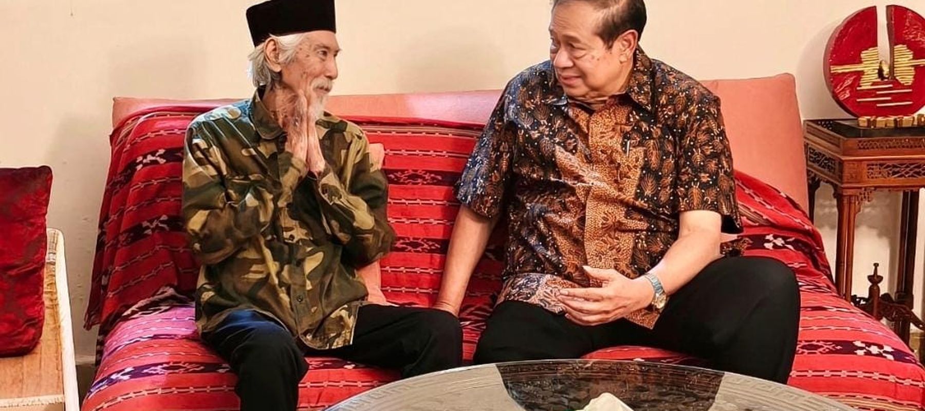 Presiden ke-6 RI Susilo Bambang Yudhoyono atau SBY bersilaturahmi dengan personel Koes Plus, Yok Koeswoyo. 