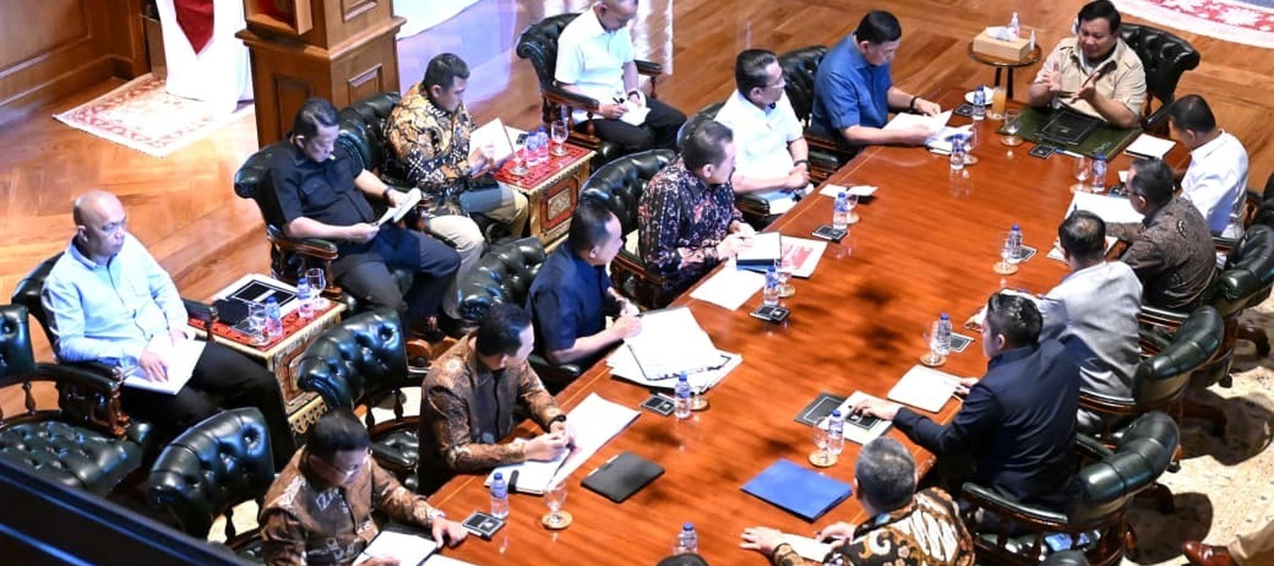 Presiden Republik Indonesia Prabowo Subianto memanggil sejumlah anggota Kabinet Merah Putih ke kediaman pribadinya di Hambalang, Bogor