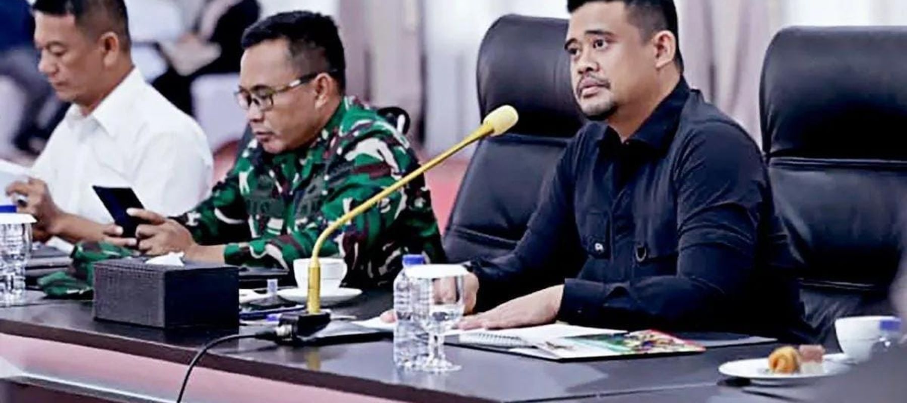 Gubenur Sumatera Utara Bobby Afif Nasution (kanan) bersama jajaran Forkopimda Sumut mengikuti rapat koordinasi tingkat menteri percepatan penanganan bencana banjir dan tanah longsor di Sumatera Utara, Aceh, dan Sumatera Barat secara virtual di Aula T