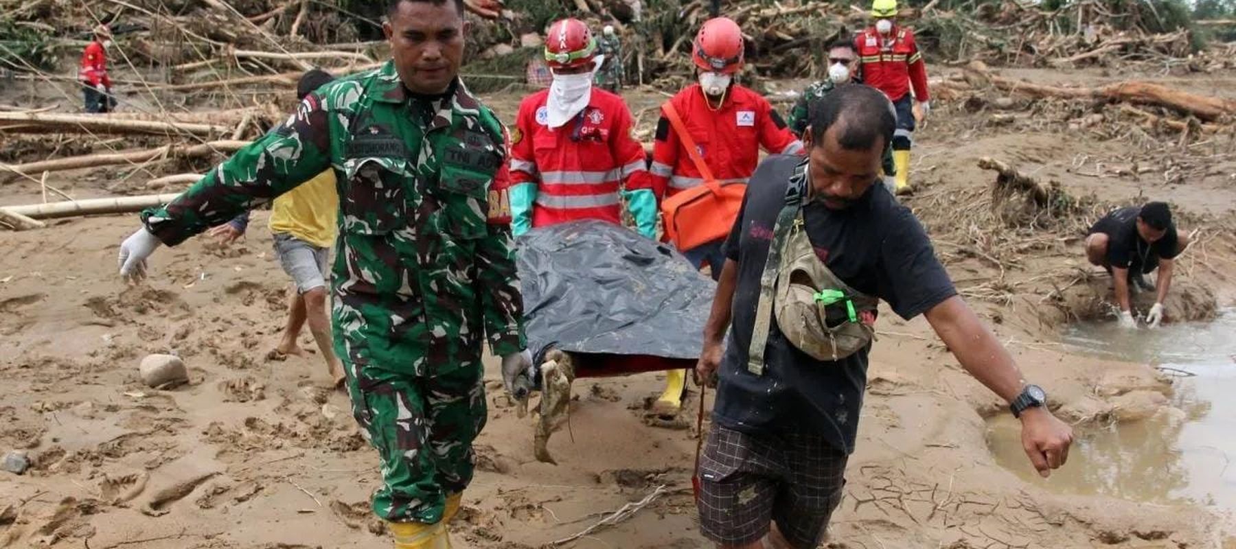 Tim SAR gabungan mengevakuasi korban banjir bandang di Desa Aek Garoga, Kecamatan Batang Toru, Kabupaten Tapanuli Selatan, Sumatera Utara, Jumat (28/11/2025). BPBD Tapanuli Selatan mencatat hingga Jumat 28 November sebanyak 32 orang meninggal dunia a