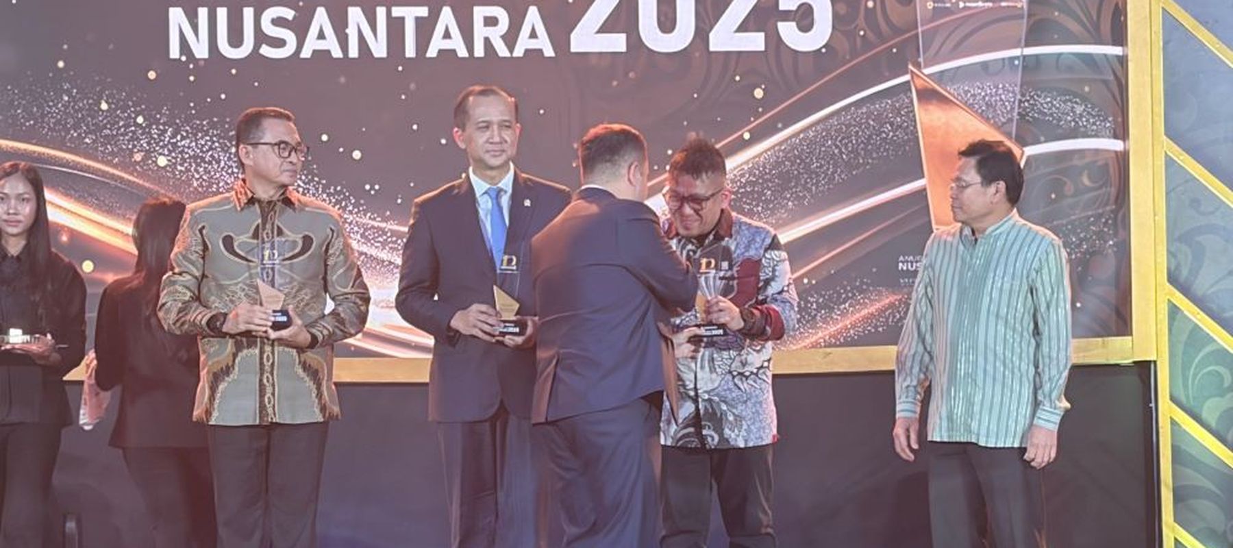 Direktur Biomassa PLN EPI Hokkop Situngkir menerima penghargaan Anugerah Bakti Nusantara 2025 yang diserahkan Direktur Nusantara TV Dimpos Tampubolon