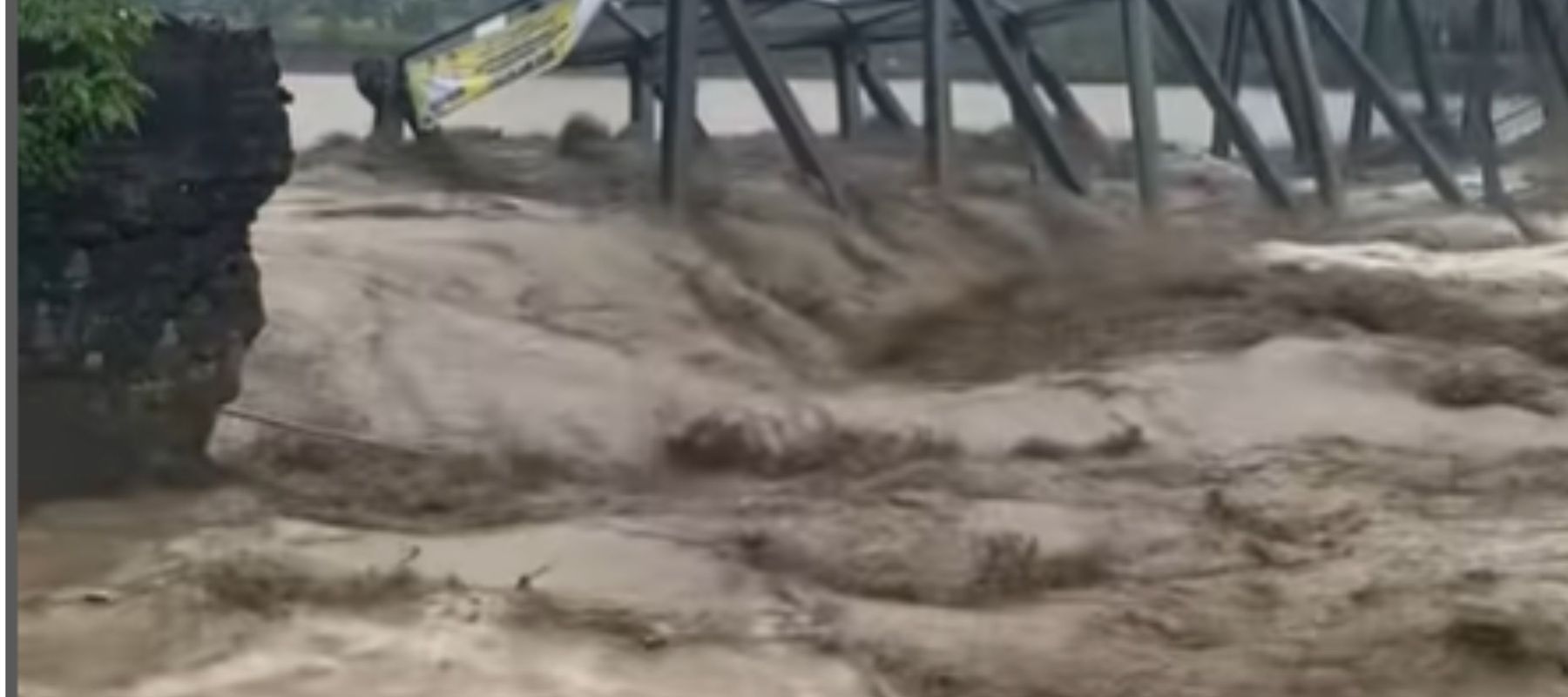 jembatan ambruk diterjang banjir