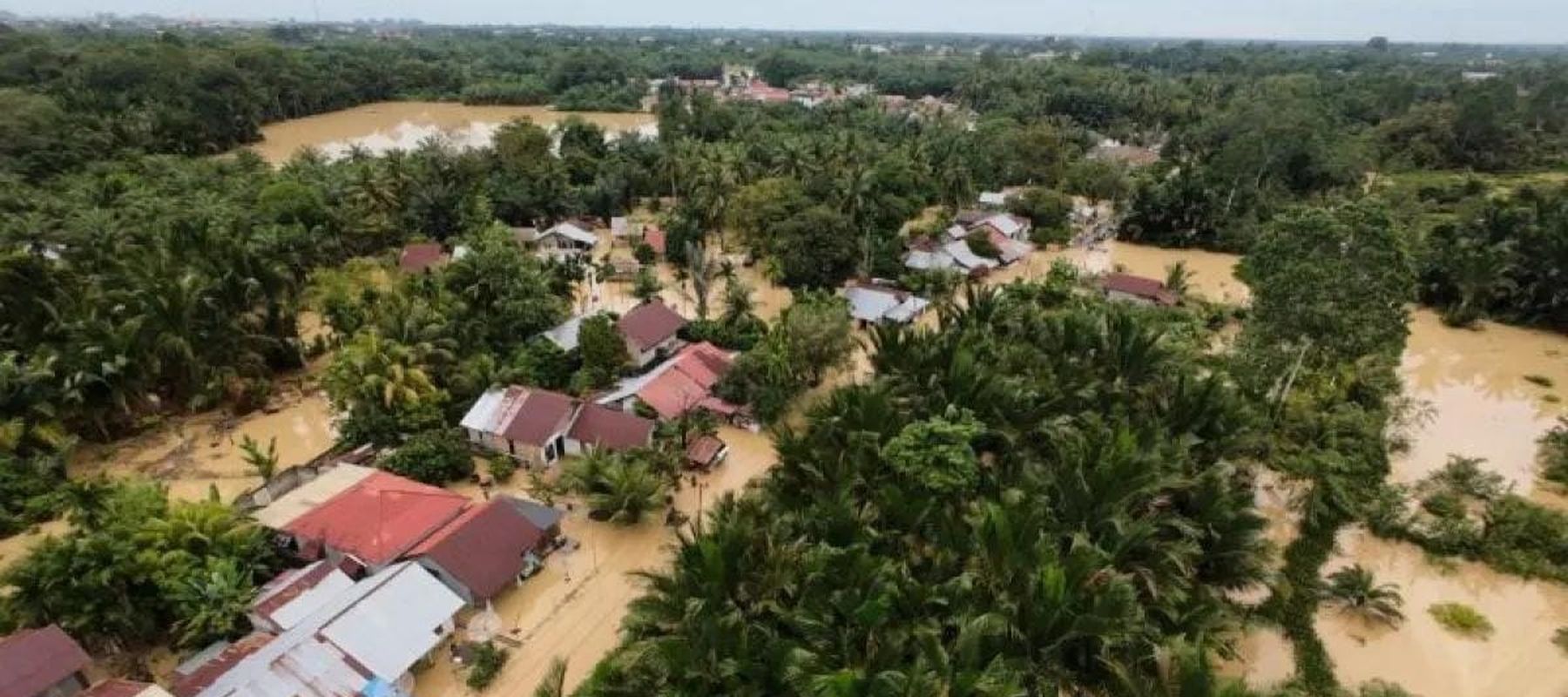 Kondisi banjir di Desa Pasi Leuhan, Kecamatan Johan Pahlawan, Meulaboh, Kabupaten Aceh Barat. Hingga Jumat (28/11/2025) sebanyak 3.866 jiwa atau 2.652 kepala keluarga (KK) tersebar di delapan kecamatan di kabupaten setempat terdampak banjir dengan ke