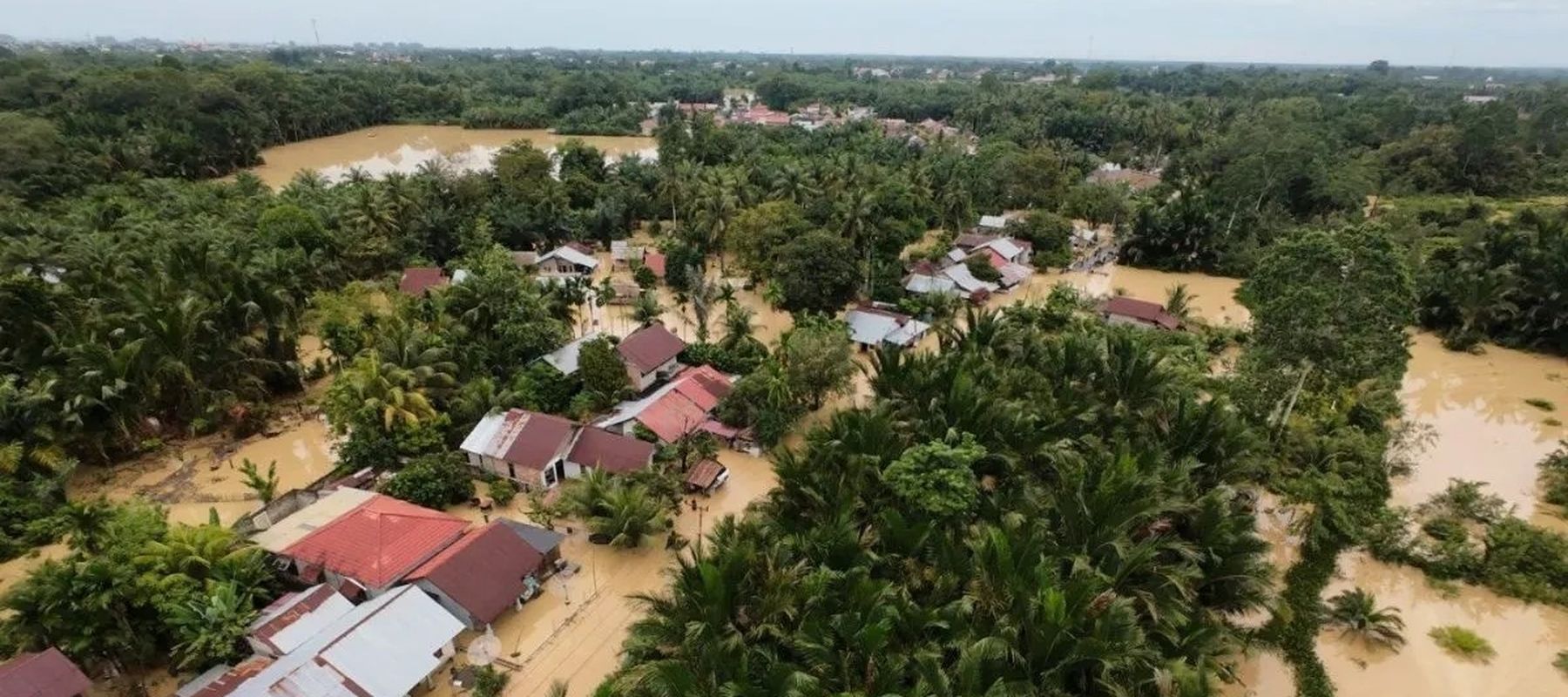 Kondisi banjir di Desa Pasi Leuhan, Kecamatan Johan Pahlawan, Meulaboh, Kabupaten Aceh Barat. Hingga Jumat, 28 November 2025, sebanyak 3.866 jiwa atau 2.652 kepala keluarga (KK) tersebar di delapan kecamatan di kabupaten setempat terdampak banjir den