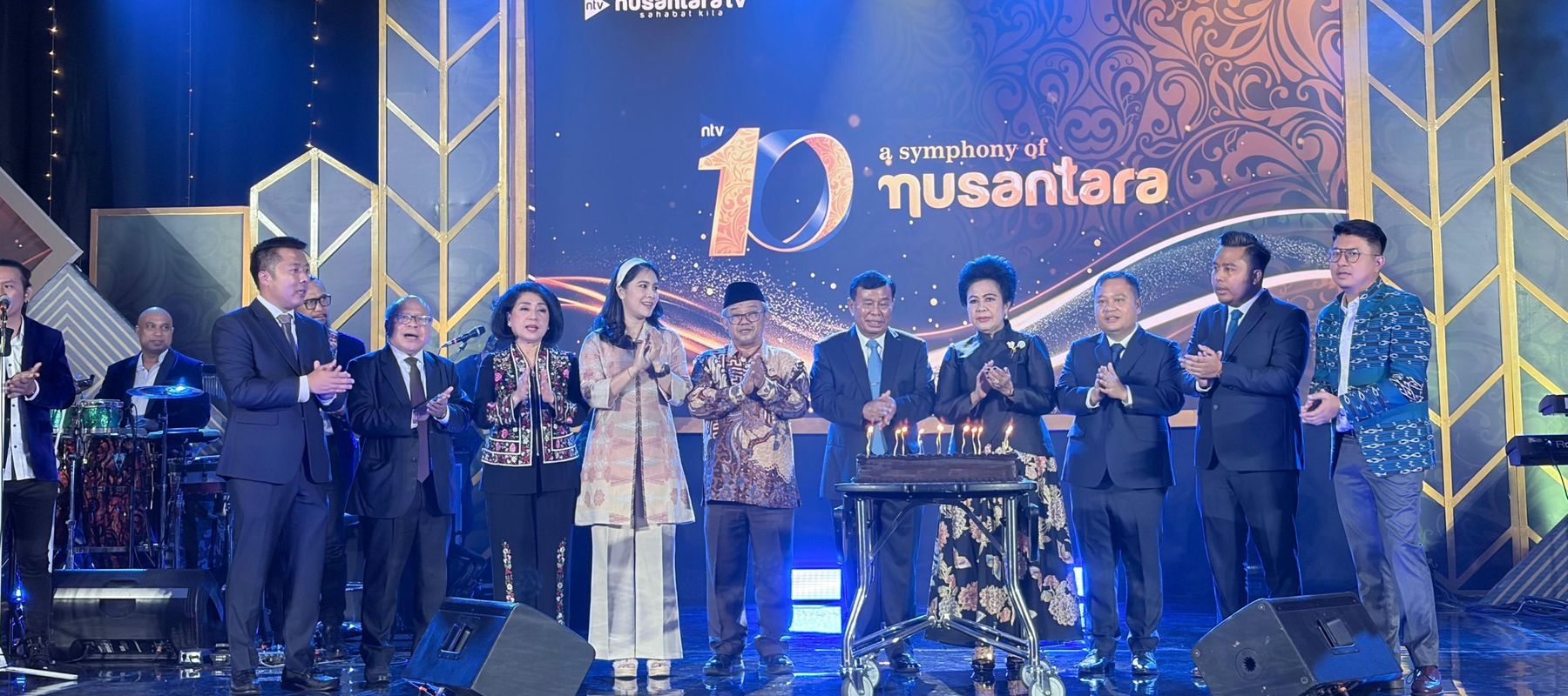 Momen Tiup Lilin Hangatkan Perayaan 1 Dekade Nusantara TV di Malam Anugerah Bakti Nusantara