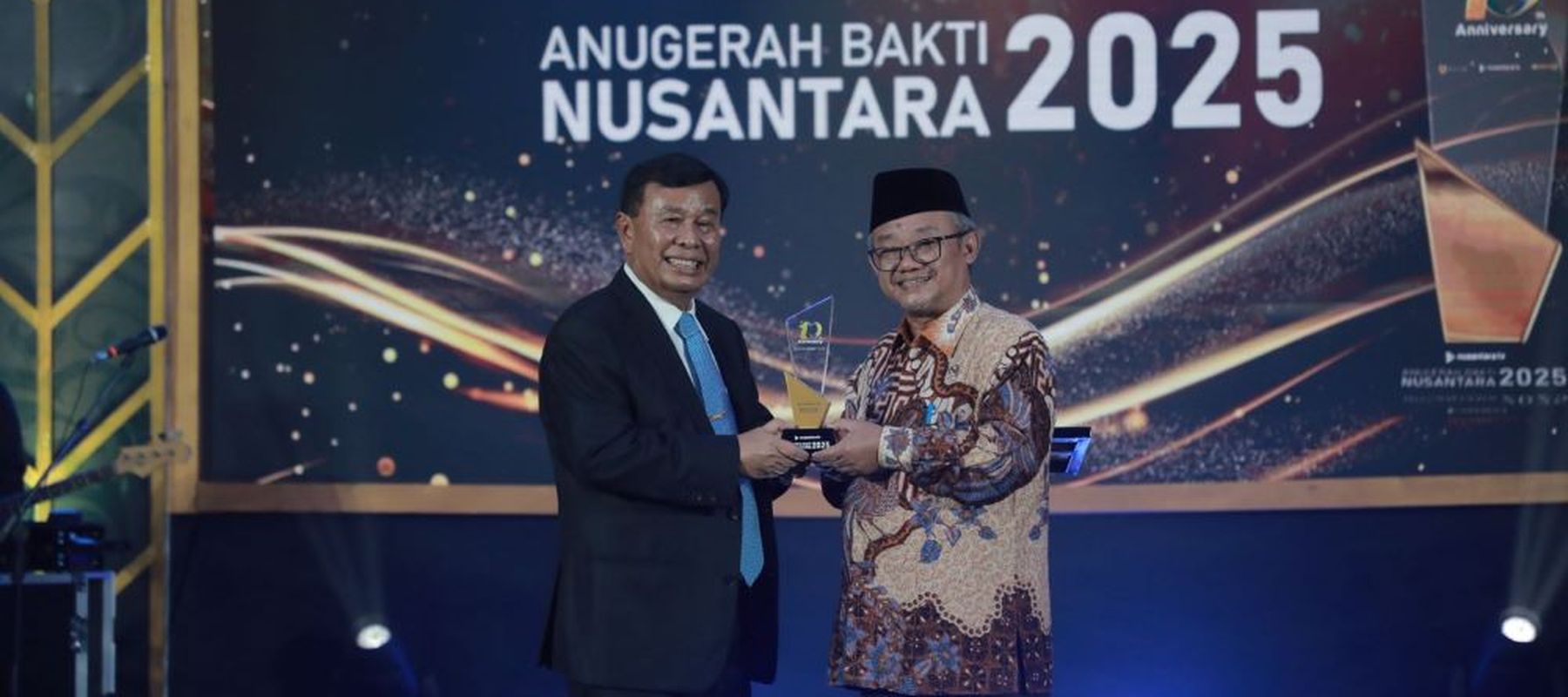 Presiden Komisaris NT Corp Nurdin Tampubolon menyerahkan penghargaan Anugerah Bakti Nusantara 2025 kepada Menteri Pendidikan Dasar dan Menengah Abdul Mu'ti 