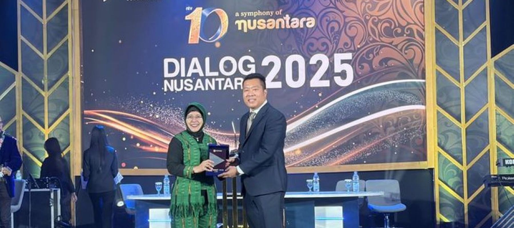 Kepala Badan Pusat Statistik (BPS) adalah Amalia Adininggar Widyasanti menerima Anugerah Bakti Nusantara 2025 yang diserahkan oleh Direktur Nusantara Randy Monthonaro Tampubolon 