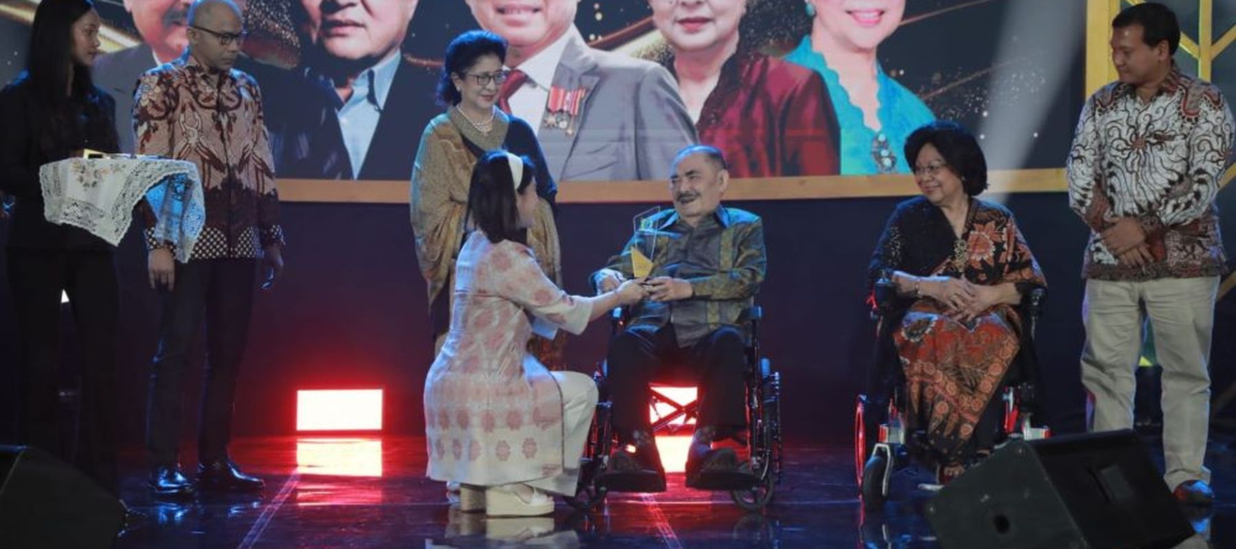 Wakil Menteri Kependudukan dan Pembangunan Keluarga Ratu Ayu Isyana Bagoes Oka menyerahkan penghargaan Anugerah Bakti Nusantara 2025 kategori Lifetime Achievement/Public Health Champion Pengabdian Utama/Pahlawan Kesehatan Publik kepada Prof. Dr. Hary