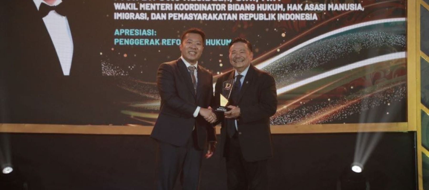 Wakil Menteri Koordinator (Wamenko) Bidang Hukum, Hak Asasi Manusia, Imigrasi, dan Pemasyarakatan Otto Hasibuan menerima penghargaan Anugerah Bakti Nusantara 2025 yang diserahkan Direktur Nusantara Randy Monthonaro Tampubolon