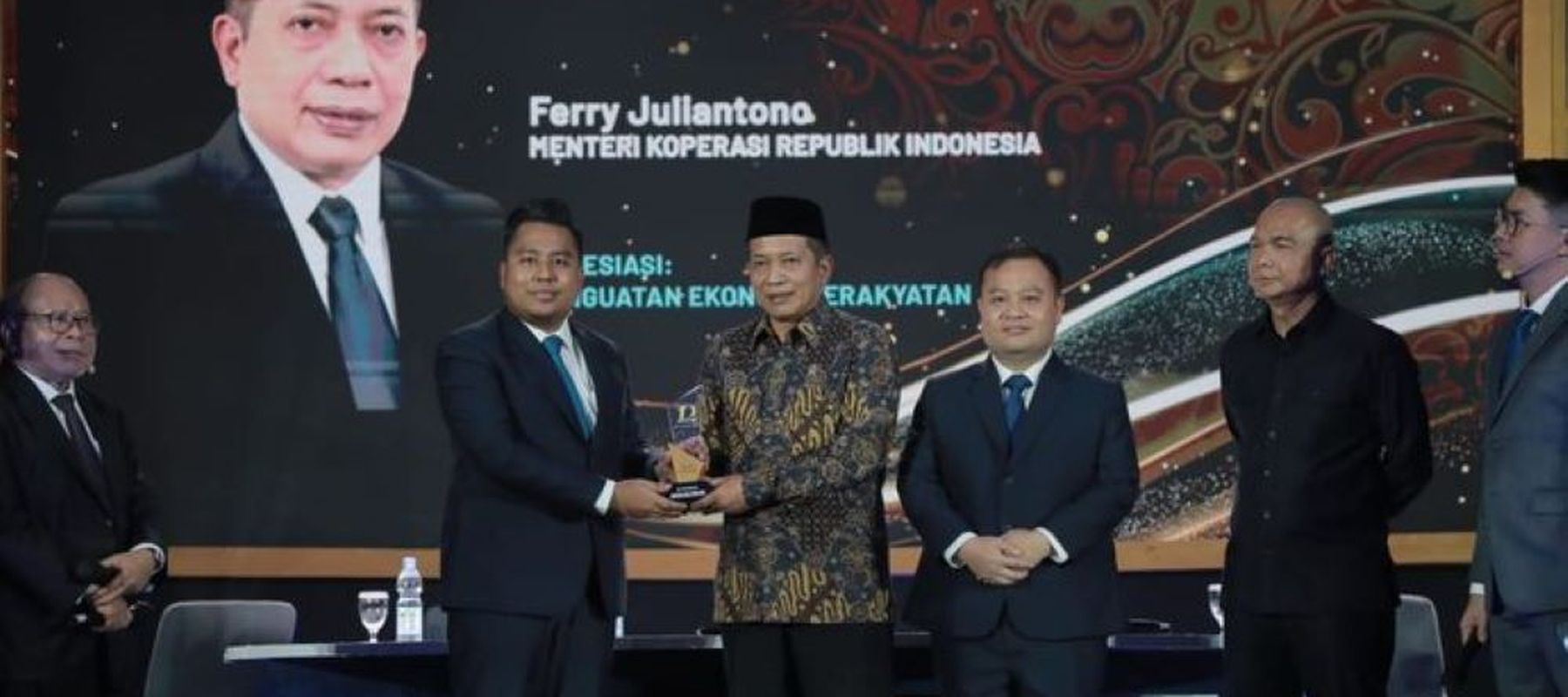 Menteri Koperasi Ferry Juliantono menerima penghargaan Anugerah Bakti Nusantara 2025 yang diserahkan Direktur Nusantara TV Tommy William Tampubolon dan Dimpos Tampubolon